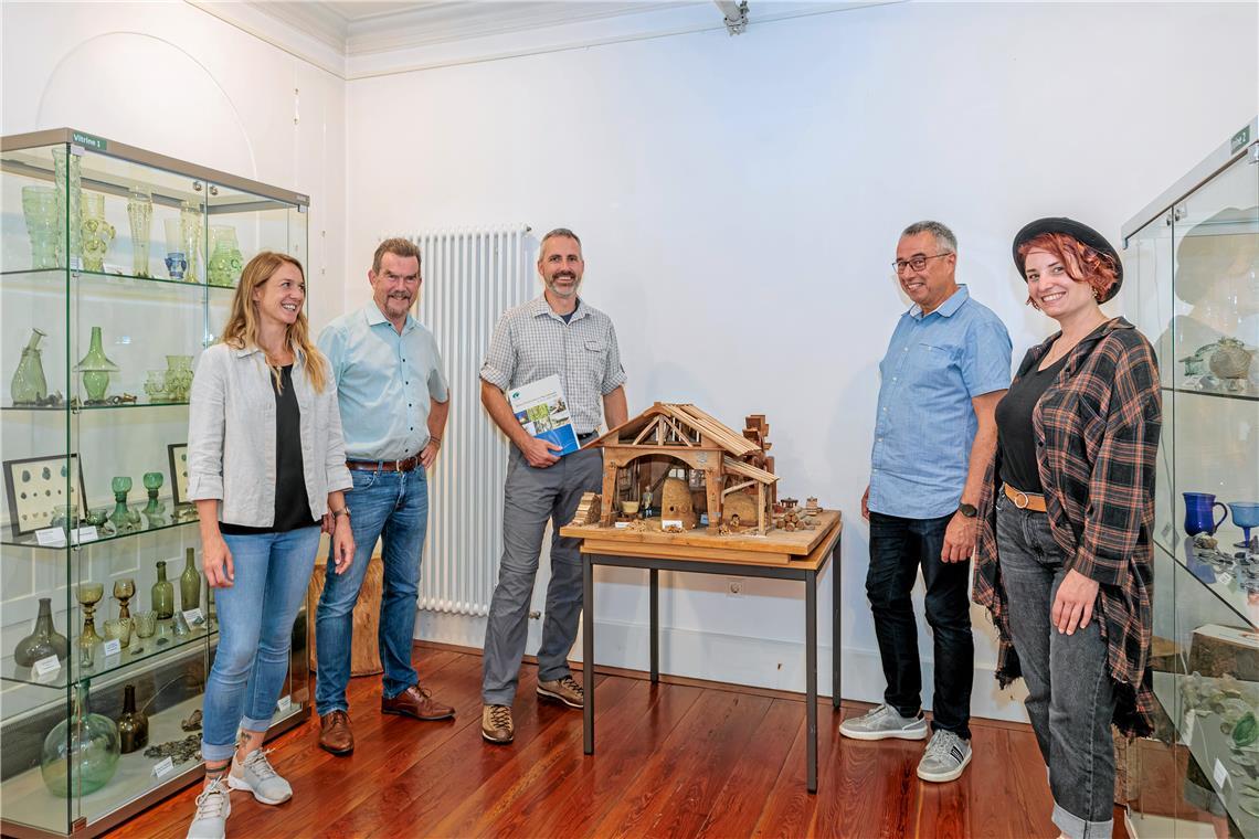 Thomas Denzler (Zweiter von links) gibt Julian Bruhn (Mitte) eine kleine Einfügung ins Thema Waldglas. Bei der Führung durch die aktuelle Ausstellung sind auch Jasmin Kotrba (links), Karl-Dieter Diemer und Franziska Hornung (rechts) mit von der Partie. Fotos: Stefan Bossow