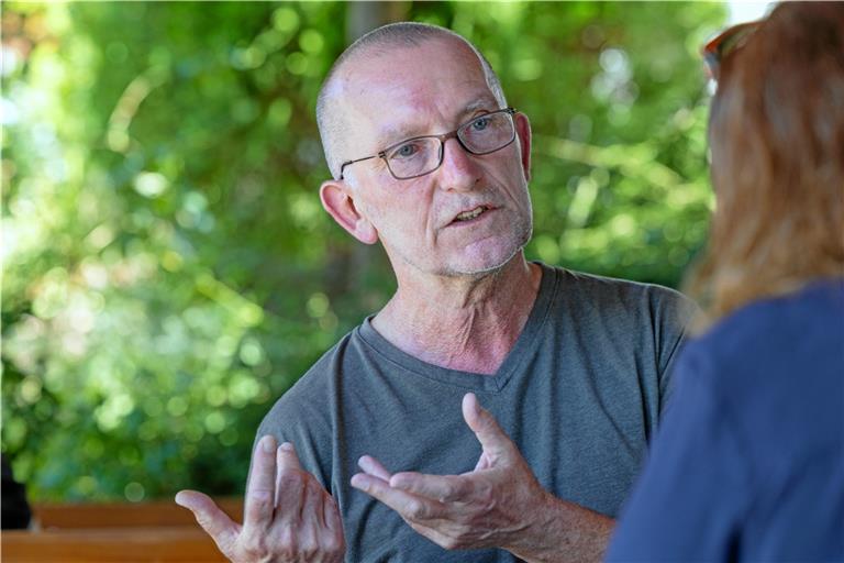 Thomas Faupel erklärt sein Konzept für ein Buch über Burgstetten, das anders sein soll als bisher erschienene Bildbände.  Foto: Alexander Becher