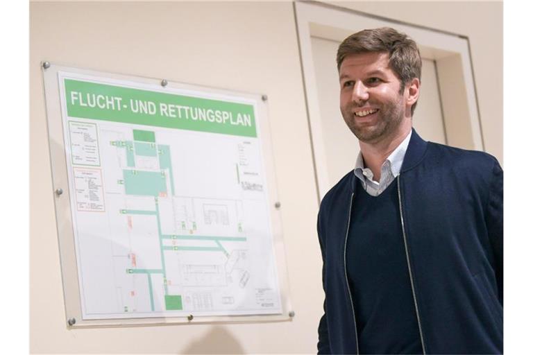 Thomas Hitzlsperger geht zu einem Termin. Foto: Arne Dedert/dpa/POOL/dpa