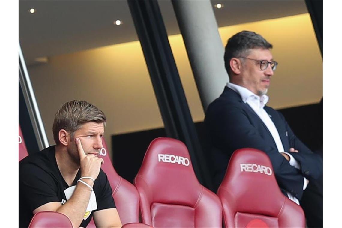 Thomas Hitzlsperger (l) und Claus Vogt verfolgen ein Spiel. Foto: Tom Weller/dpa/Archivbild