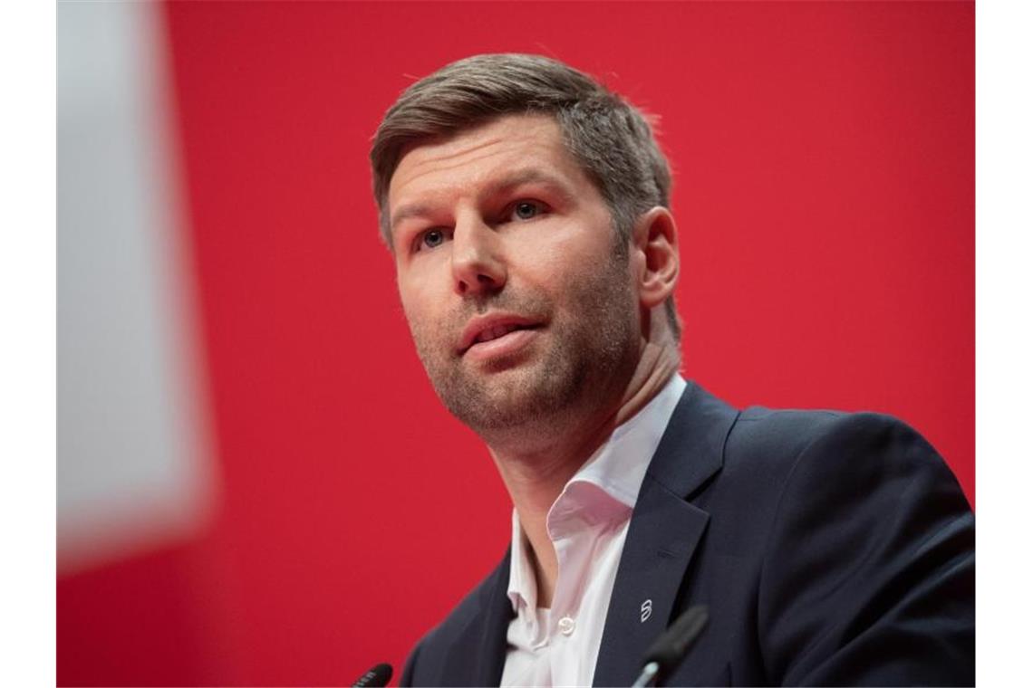 Thomas Hitzlsperger spricht bei einer Veranstaltung. Foto: Tom Weller/dpa/Archivbild