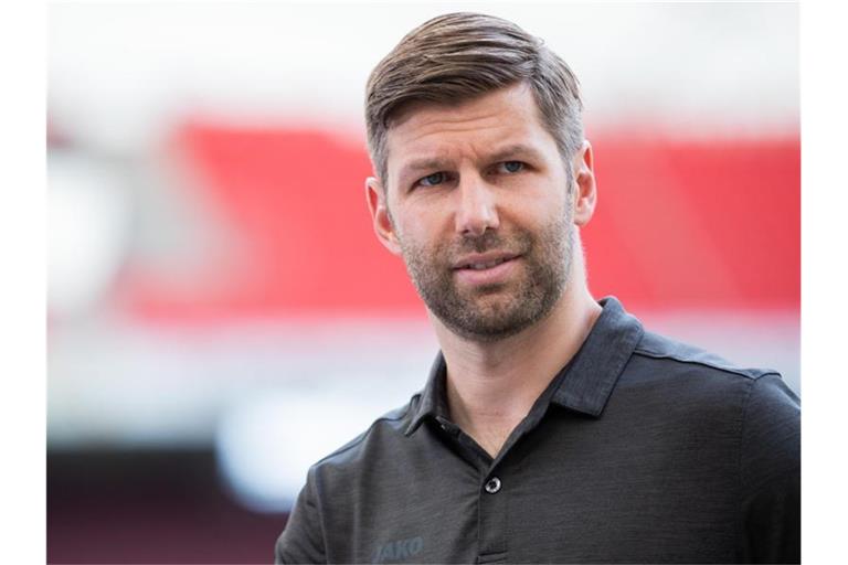 Thomas Hitzlsperger steht vor einem Spiel im Stadion. Foto: Tom Weller/dpa/Archivbild