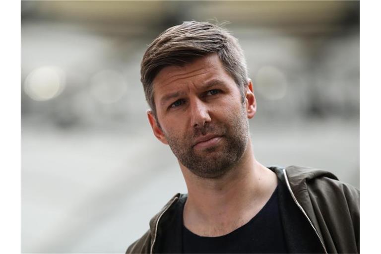 Thomas Hitzlsperger, Vorstandsvorsitzender des VfB Stuttgart, steht im Stadion. Foto: Tom Weller/dpa-Pool/dpa/Archivbild