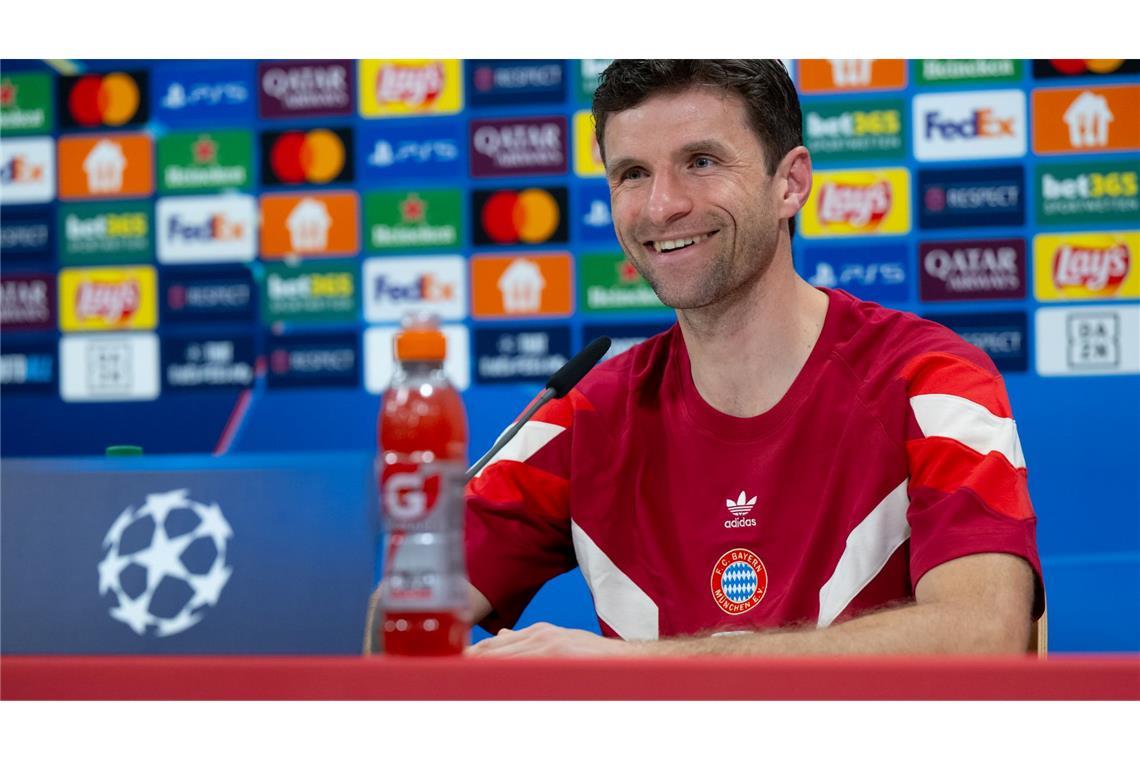 Thomas Müller blickt dem Bratislava-Spiel guter Laune entgegen.