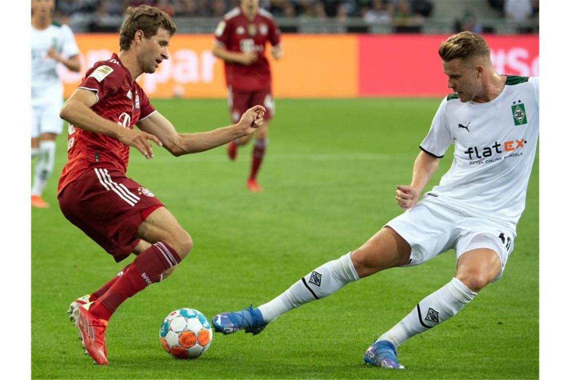 Müller über Corona-Probleme: „Nicht so dramatisch“ Thomas Müller (l) sieht die Corona-Situation beim FC Bayern nicht so dramatisch. Foto: Federico Gambarini/dpa