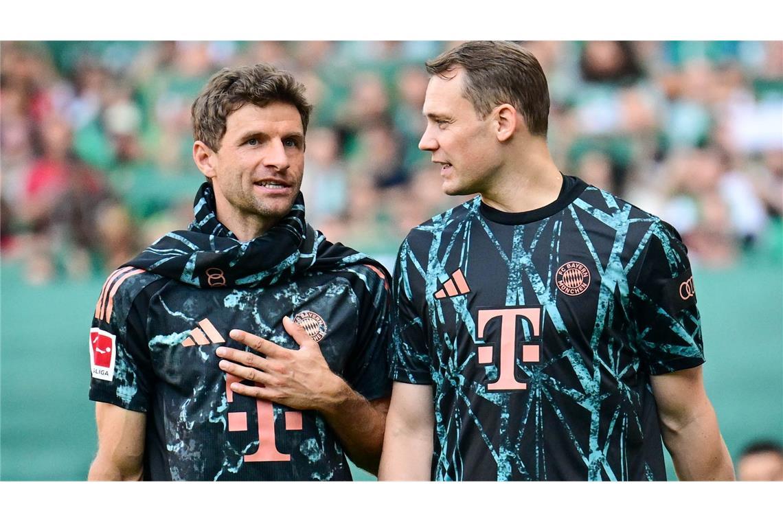 Thomas Müller (l) und Manuel Neuer nehmen zum Start ins Fußballjahr besondere Rollen ein.