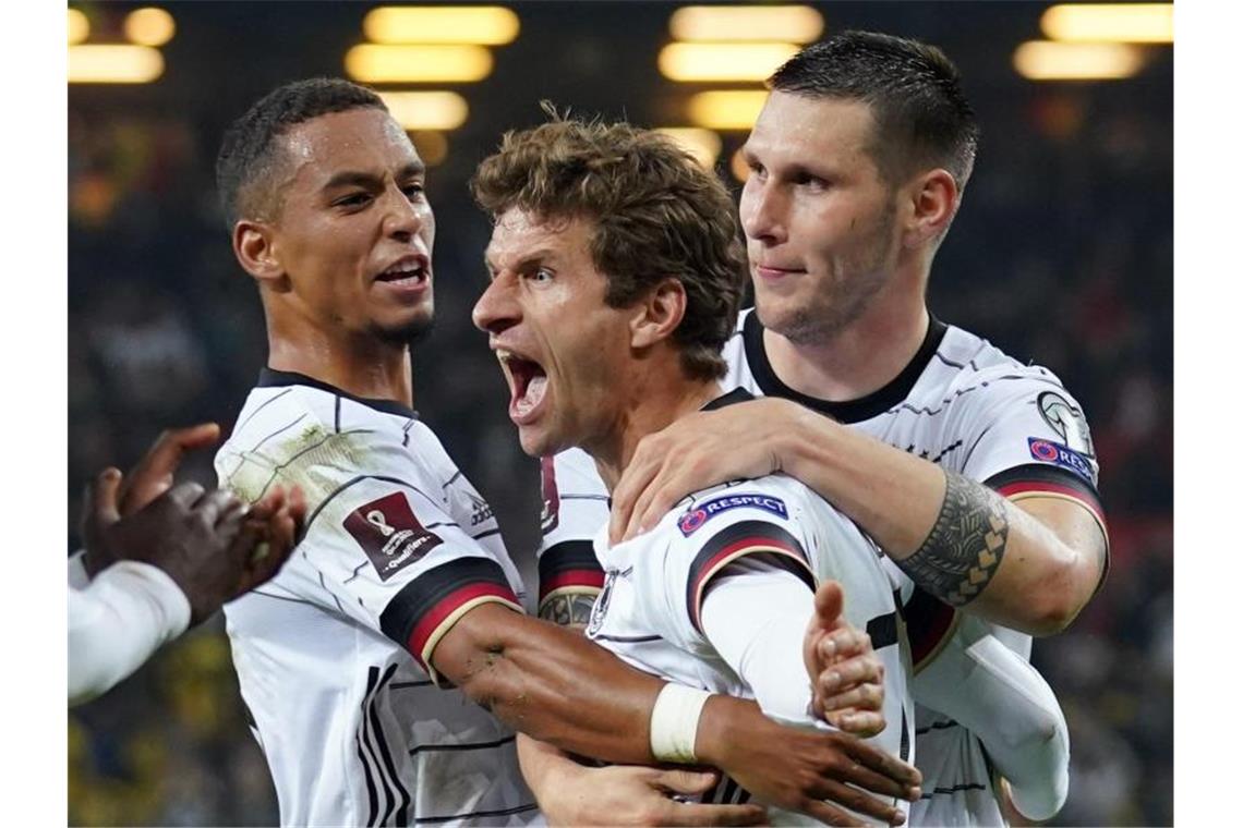Später Sieg: Flicks Nationalteam ringt Rumänien nieder Thomas Müller (M) erzielte den späten 2:1-Siegtreffer für das DFB-Team. Foto: Marcus Brandt/dpa