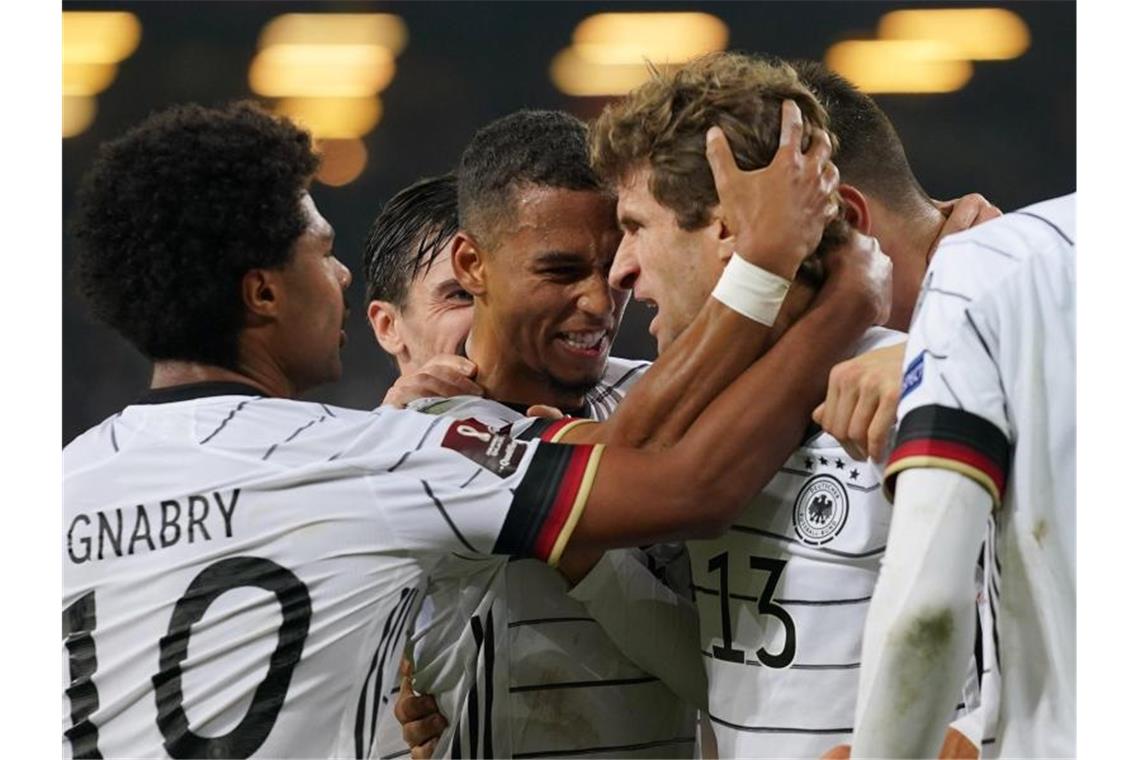 Später Sieg: Flicks Nationalteam ringt Rumänien nieder Thomas Müller (r) erzielte den späten 2:1-Siegtreffer für das DFB-Team. Foto: Marcus Brandt/dpa