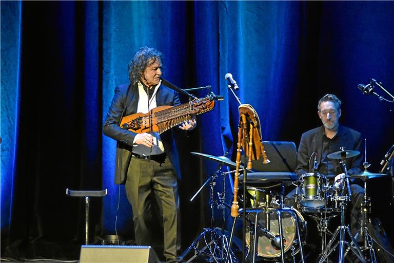 Thomas Roth und seine Nyckelharpa wurden von hochkarätigen Musikern wie Schlagzeuger Joe Doll unterstützt.Foto: T. Sellmaier