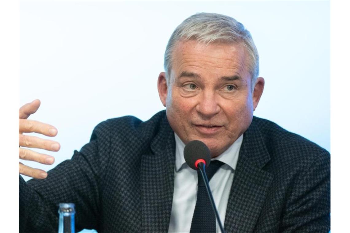 Thomas Strobl (CDU), Innenminister von Baden-Württemberg, spricht im Landtag zu den Journalisten. Foto: Bernd Weißbrod/dpa/Archivbild