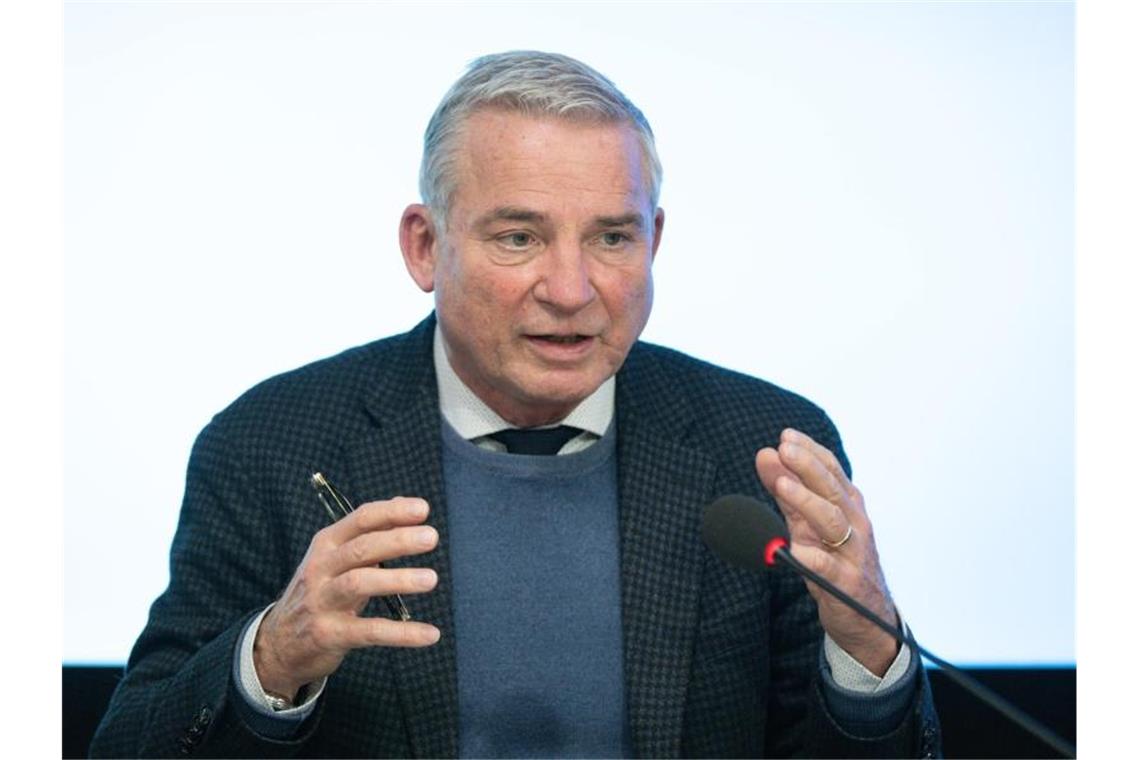 Thomas Strobl (CDU), Innenminister von Baden-Württemberg, spricht bei einer Regierungs-Pressekonferenz im Landtag von Baden-Württemberg zu Journalisten. Foto: Bernd Weißbrod/dpa/Archivbild