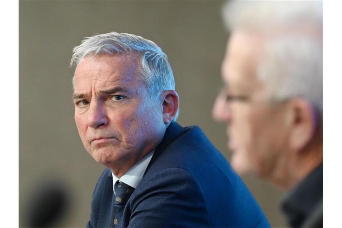 Baden-Württemberg bekommt eine Cybersicherheitsagentur Thomas Strobl (CDU, l), Innenminister von Baden-Württemberg, schaut in die Kamera. Foto: Marijan Murat/dpa