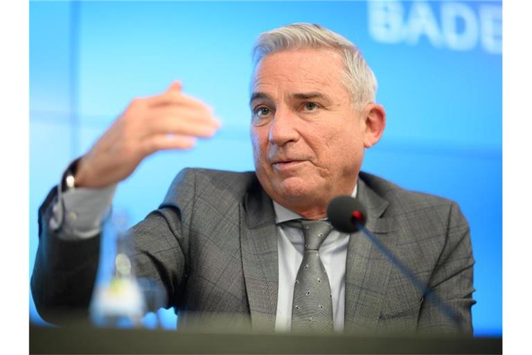 Thomas Strobl (CDU), Minister für Inneres, Digitalisierung und Migration von Baden-Württemberg, spricht während einer Pressekonferenz. Foto: Sebastian Gollnow/dpa/Archivbild