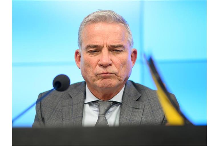 Thomas Strobl, Innenminister von Baden-Württemberg, sitzt bei einer Pressekonferenz. Foto: Sebastian Gollnow/dpa/Archivbild