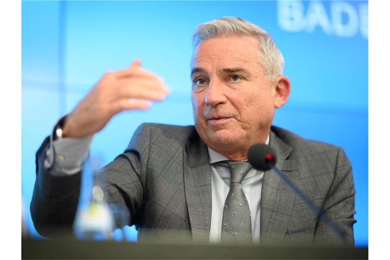 Thomas Strobl, Innenminister von Baden-Württemberg, spricht während einer Pressekonferenz. Foto: Sebastian Gollnow/dpa/Archivbild