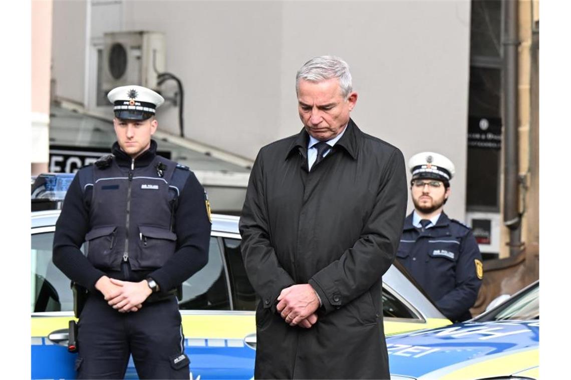 Thomas Strobl (M, CDU), Innenminister von Baden-Württemberg, steht bei einer Gedenkminute auf dem Marktplatz in Heilbronn. Foto: Bernd Weißbrod/dpa