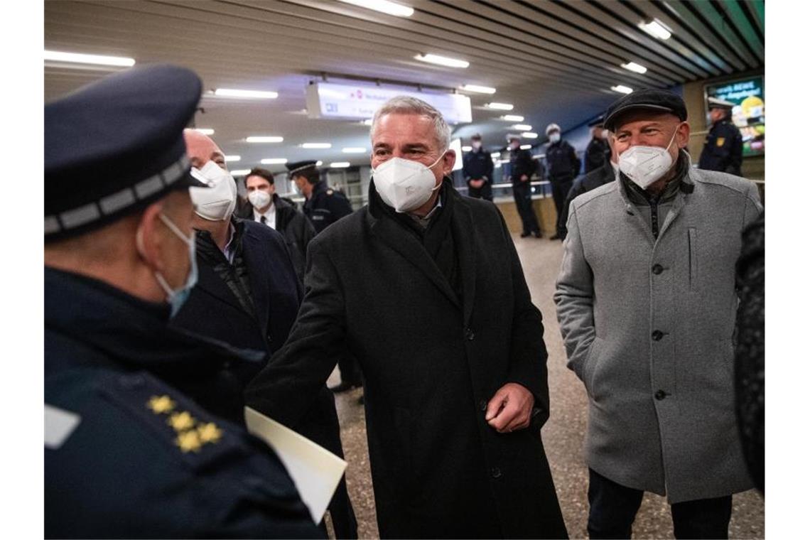 Thomas Strobl (M, CDU) und Winfried Hermann (r, Bündnis 90/Die Grünen) begrüßen an einem Stadtbahn-Bahnsteig Einsatzkräfte der Polizei. Foto: Christoph Schmidt/dpa