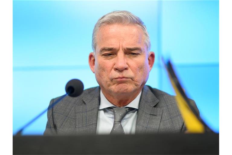 Thomas Strobl sitzt bei einer Pressekonferenz. Foto: Sebastian Gollnow/dpa