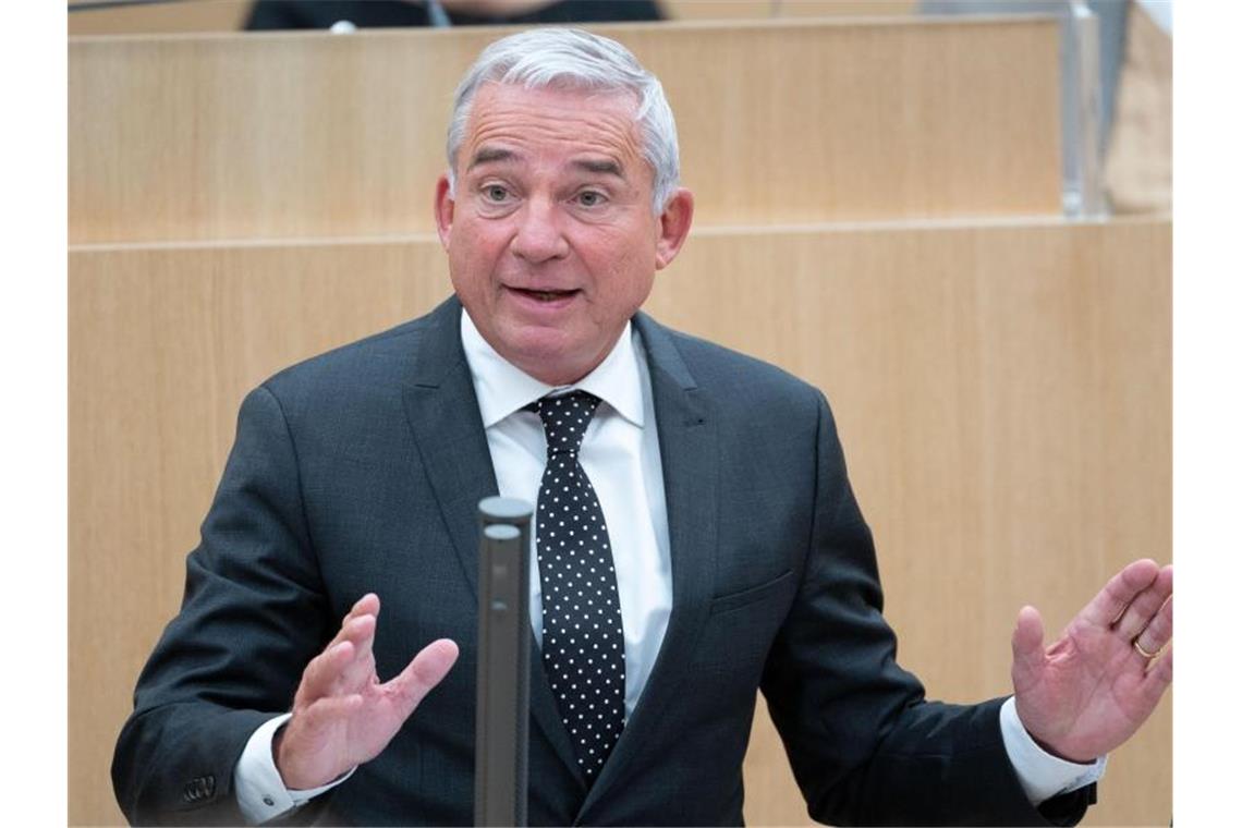 Thomas Strobl spricht auf einer Plenarsitzung des Landtags von Baden-Württemberg. Foto: Marijan Murat/dpa/Archivbild