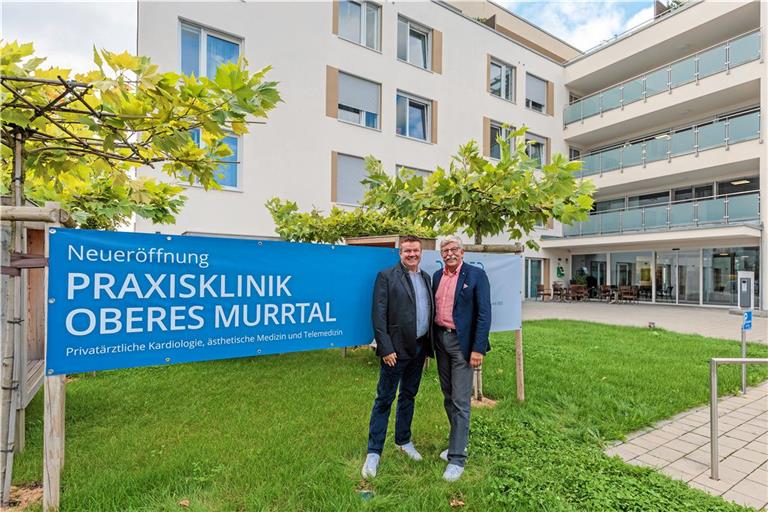 Thorsten Pilgrim und Rolf Barreuther (von links) freuen sich, dass die Praxisklinik in rund anderthalb Wochen ihre Arbeit aufnehmen kann.