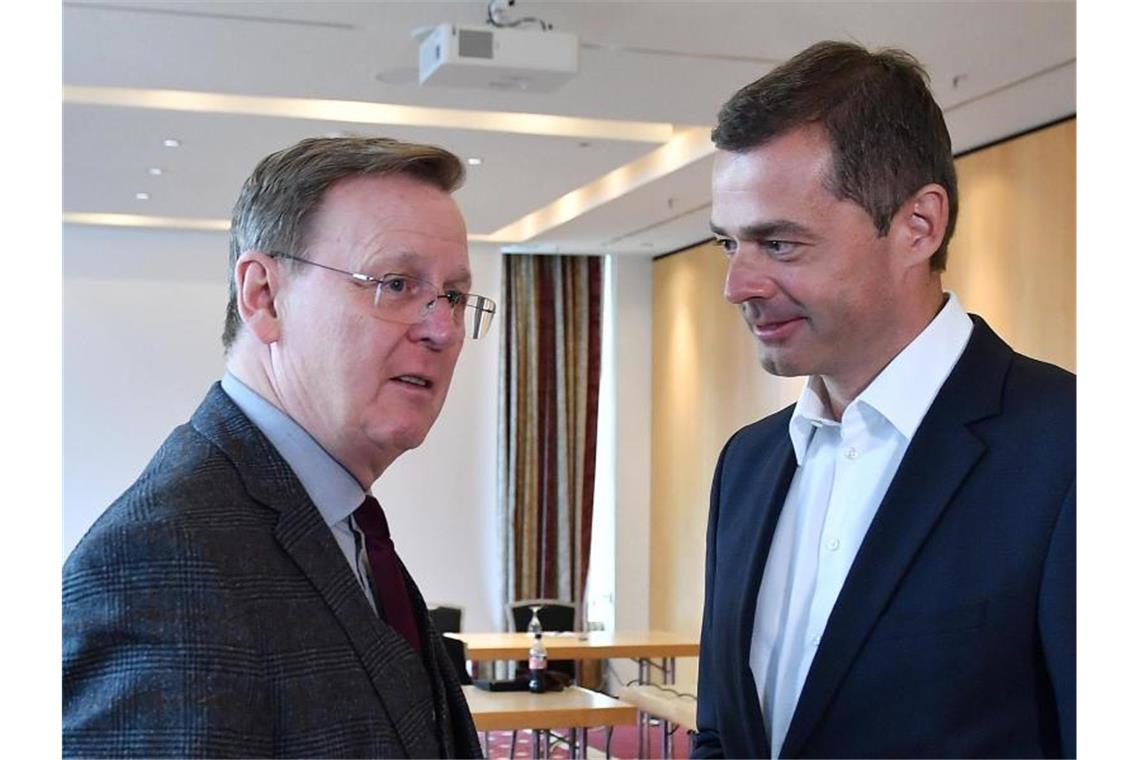CDU: Ramelow soll Ministerpräsidentenwahl vertagen Thüringens Ministerpräsident Bodo Ramelow (l), hier im Gespräch mit CDU-Landeschef Mike Mohring, will sich eigentlich Anfang Februar im Landtag wiederwählen lassen. Foto: Martin Schutt/dpa-Zentralbild/dpa