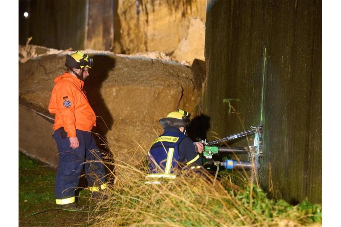 Damm der Steinbachtalsperre droht zu brechen - A61 gesperrt THW-Helfer sichern in Beller (Kreis Ahrweiler) die Stützmauer einer Brücke der Autobahn A61, die zuvor aufgrund von Unterspülung eingestürzt ist. Foto: Thomas Frey/dpa