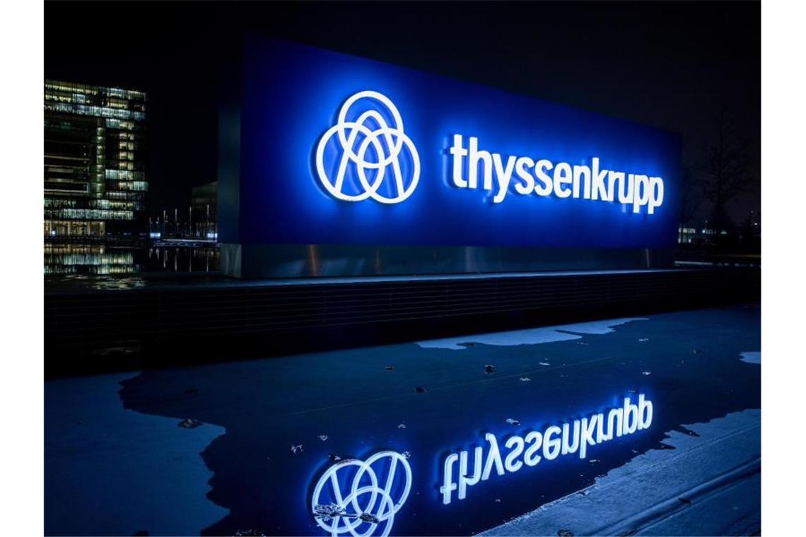 Thyssenkrupp hat Aufzugssparte verkauft Thyssenkrupp steckt tief in den roten Zahlen. Allein in den ersten neun Monaten des laufenden Geschäftsjahres könnte sich ein Verlust von bis zu einer Milliarde Euro aufgetürmt haben. Foto: Marcel Kusch/dpa
