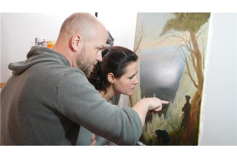 Tim Ernst und Anna Bungenberg bei der Anfertigung der Kopie des Meisterwerkes „Kreidefelsen auf Rügen“ von Caspar David Friedrich.