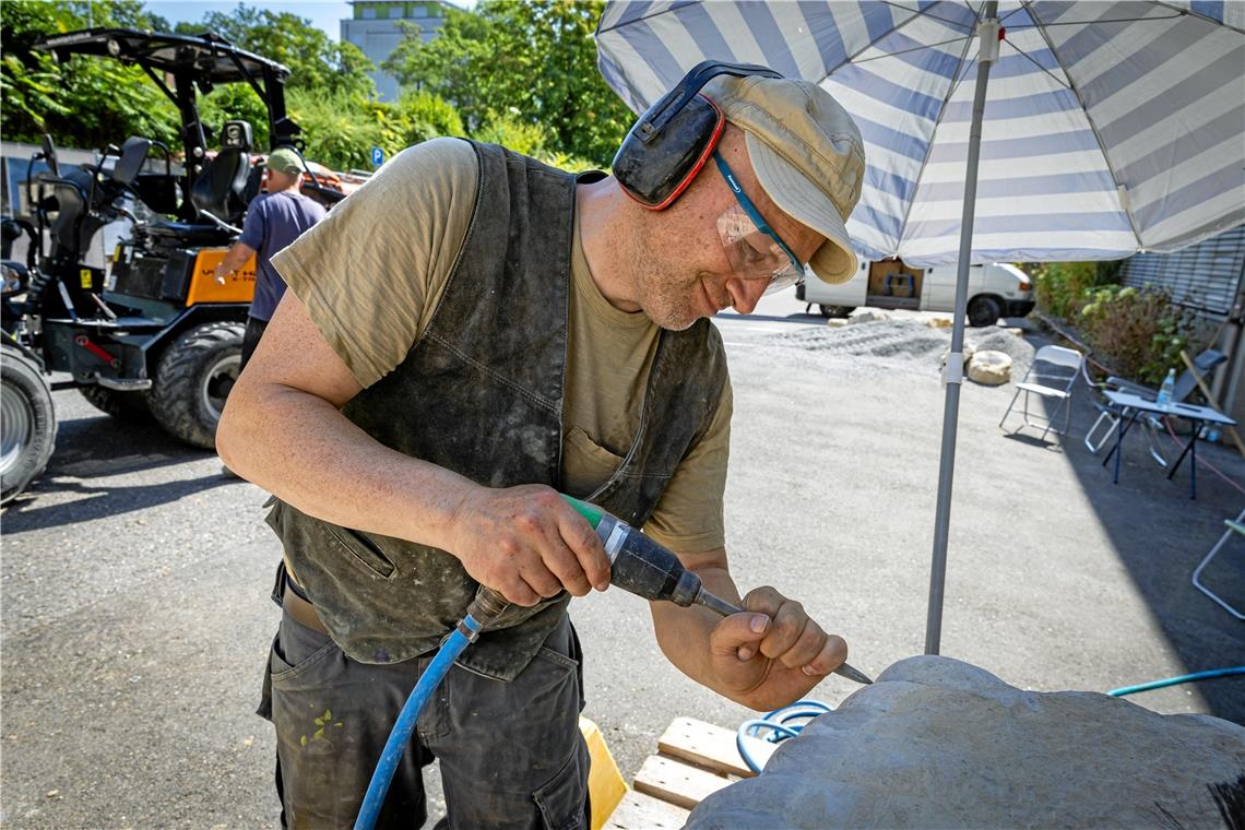 Tim Maertens bearbeitet den Stein mit einem Drucklufthammer.