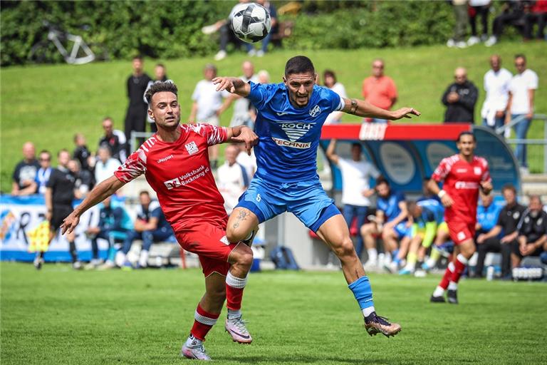 Tim Pöhler (links) wehrte sich mit Backnang erfolgreich. Gegen Pforzheims Elf um Maurizio Macorig gab’s einen Teilerfolg. Foto: Alexander Becher