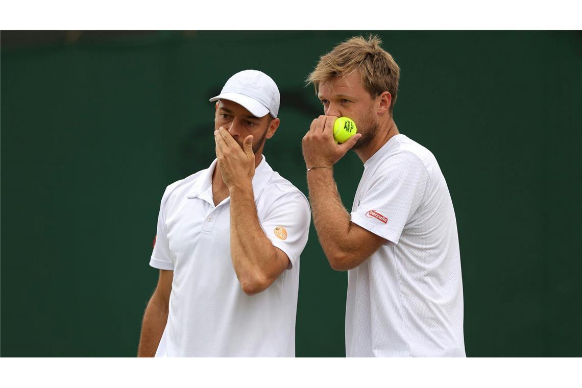 Tim Pütz (l) und Kevin Krawietz gewannen trotz der späten Anreise ihr Davis-Cup-Doppel in China gegen die Slowakei.