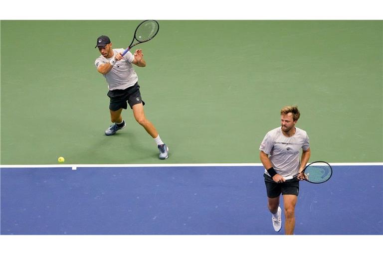 Tim Pütz (l) und Kevin Krawietz verpassen ihren ersten gemeinsamen Grand-Slam-Titel.