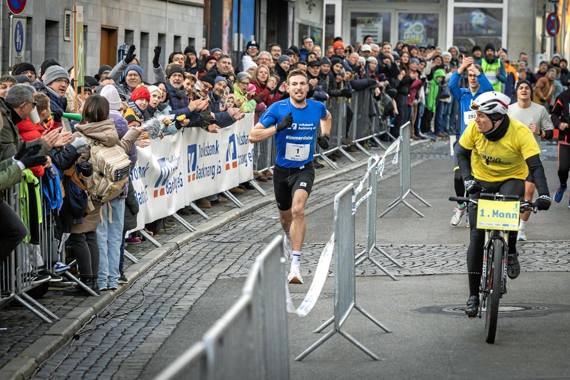 Tim Schlichenmaier hat seinen Job auf dem Führungsfahrrad erledigt, der Sieger Jens Mergenthaler ist auf dem Weg ins Ziel. Foto: Alexander Becher