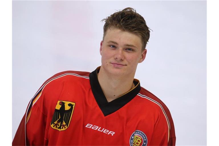 Tim Stützle, Eishockeyspieler der Adler Mannheim, steht bei einem Trainingslehrgang der deutschen Eishockey-Nationalmannschaft auf dem Eis. Foto: Karl-Josef Hildenbrand/dpa/Archiv