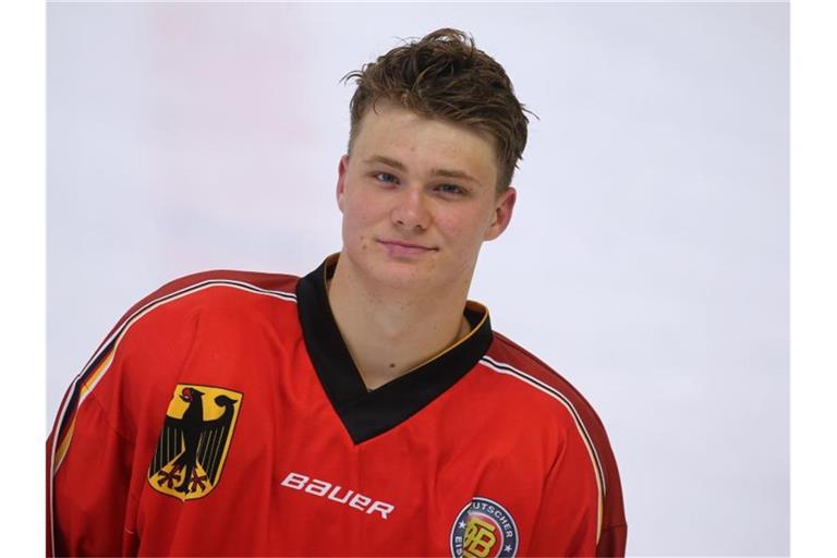 Tim Stützle steht bei einem Trainingslehrgang der deutschen Eishockey-Nationalmannschaft im September auf dem Eis. Foto: Karl-Josef Hildenbrand/dpa