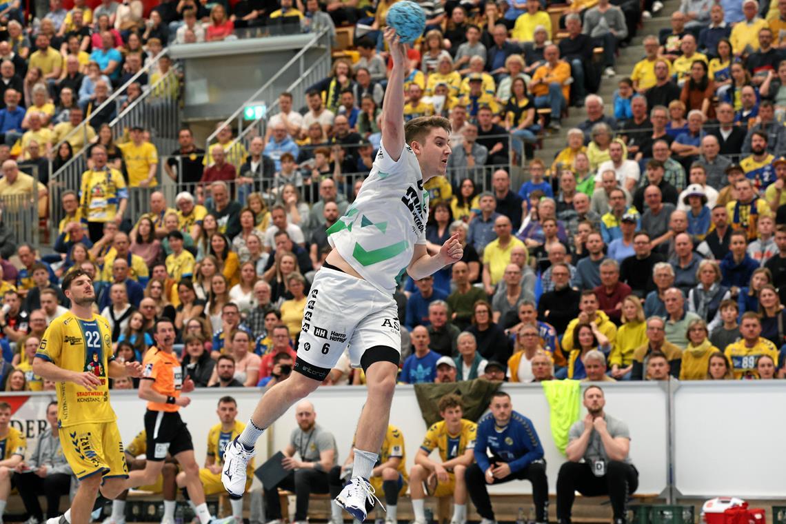 Timm Buck erzielt in der voll besetzten Konstanzer Halle eines seiner vier Tore. Foto: Alexander Hornauer