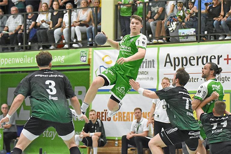 Timm Buck (mit Ball) und die HCOB-Handballer haben eine hohe Hürde zu überspringen. Foto: Tobias Sellmaier