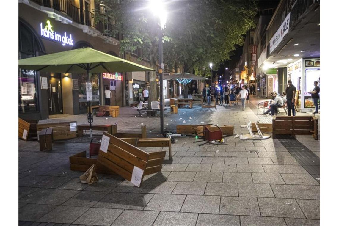 Tische und Bänke liegen auf dem Pflaster in der Stuttgarter Innenstadt. Foto: Simon Adomat/dpa/Archivbild