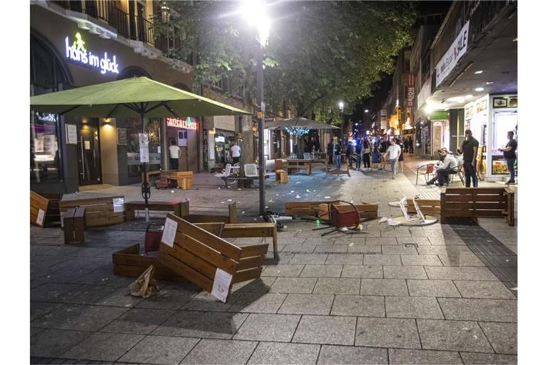 Tische und Bänke liegen auf dem Pflaster in der Stuttgarter Innenstadt. Foto: Simon Adomat/dpa/Archivbild