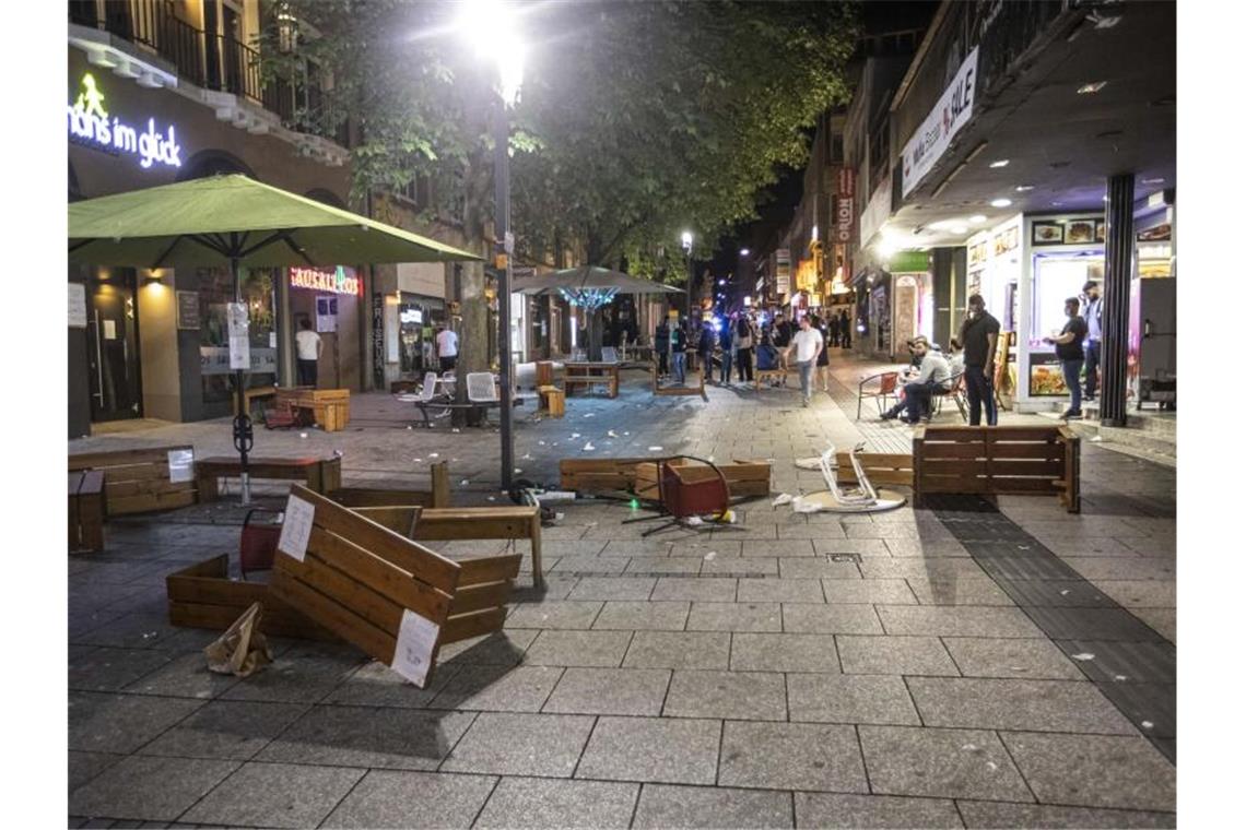 Stuttgarter Krawallnacht: Weitere Verdächtige stellen sich Tische und Bänke liegen nach der Randale in der Stuttgarter Innenstadt auf dem Pflaster. Foto: Simon Adomat/dpa/Archivbild