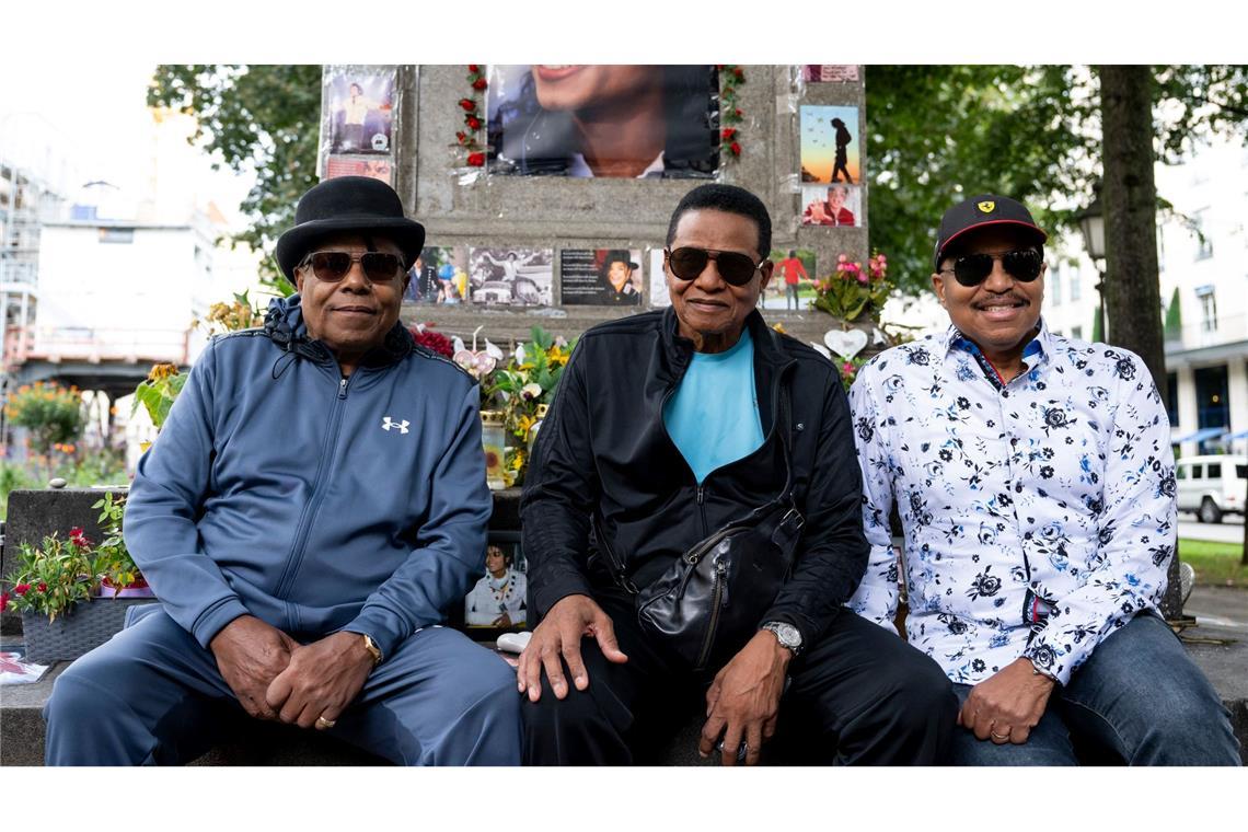 Tito, Jackie und Marlon Jackson haben anlässlich ihres Deutschlandkonzerts in München erstmals das Denkmal für ihren Bruder Michael besucht, der 2009 starb.