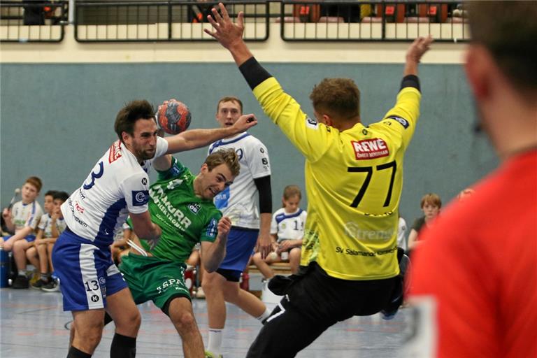 Tobias Gehrke (grünes Trikot) und der HCOB fanden kein Durchkommen gegen Kornwestheims aufmerksame Abwehr. Foto: Alexander Hornauer