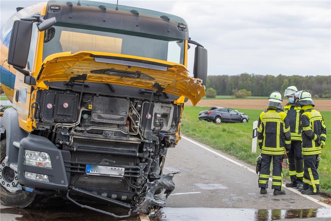 Pkw-Fahrer stirbt nach Zusammenstoß mit Betonmischer Tödlicher Unfall zwischen Pkw und Betonmischer. Foto: 7aktuell/ S. Adomat