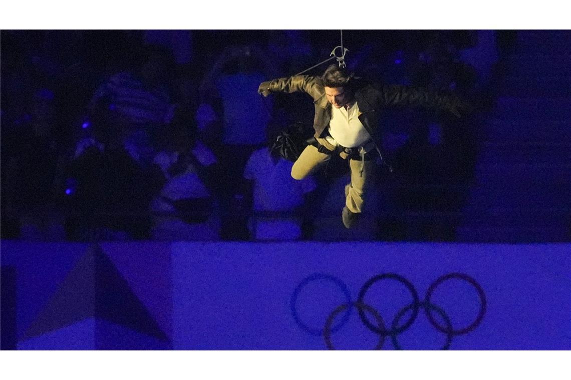 Tom Cruise seilt sich vom Stadiondach ab.