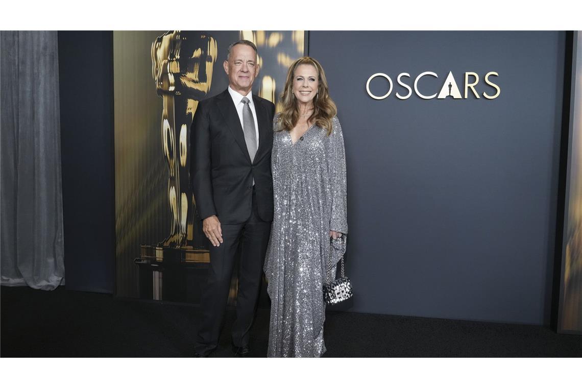 Tom Hanks und seine Frau Rita Wilson hatten sich modisch abgestimmt – seine silberfarbene Krawatte passte zu ihrem weich fallenden Glitzerkleid.