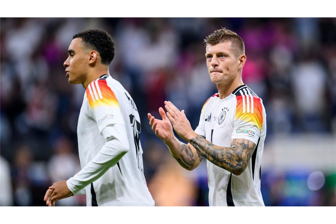 Toni Kroos (r) ist froh über Spieler wie Jamal Musiala im Nationalteam.