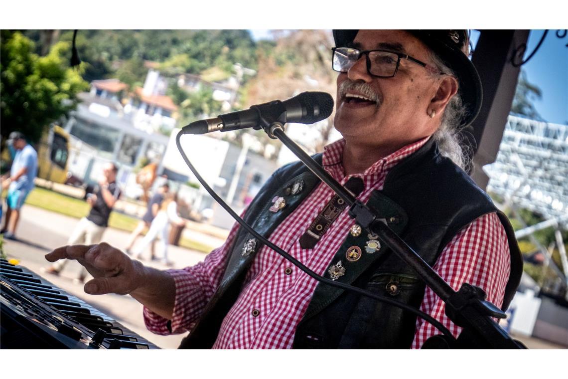 Toninho spielt traditionelle Musik aus Deutschland im Süden von Brasilien.