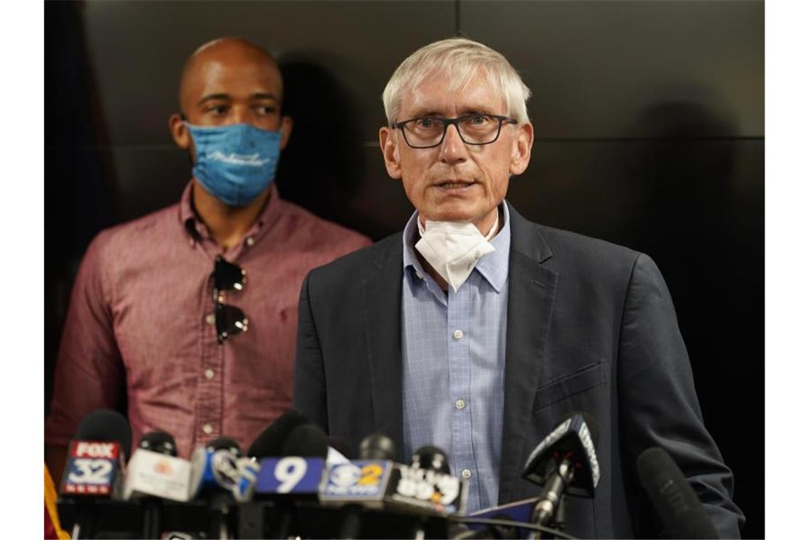 Trump droht mit Einsatz von Sicherheitskräften in Portland Tony Evers, Gouverneur des US-Bundesstaates Wisconsin, spricht auf einer Pressekonferenz. Foto: Morry Gash/AP/dpa