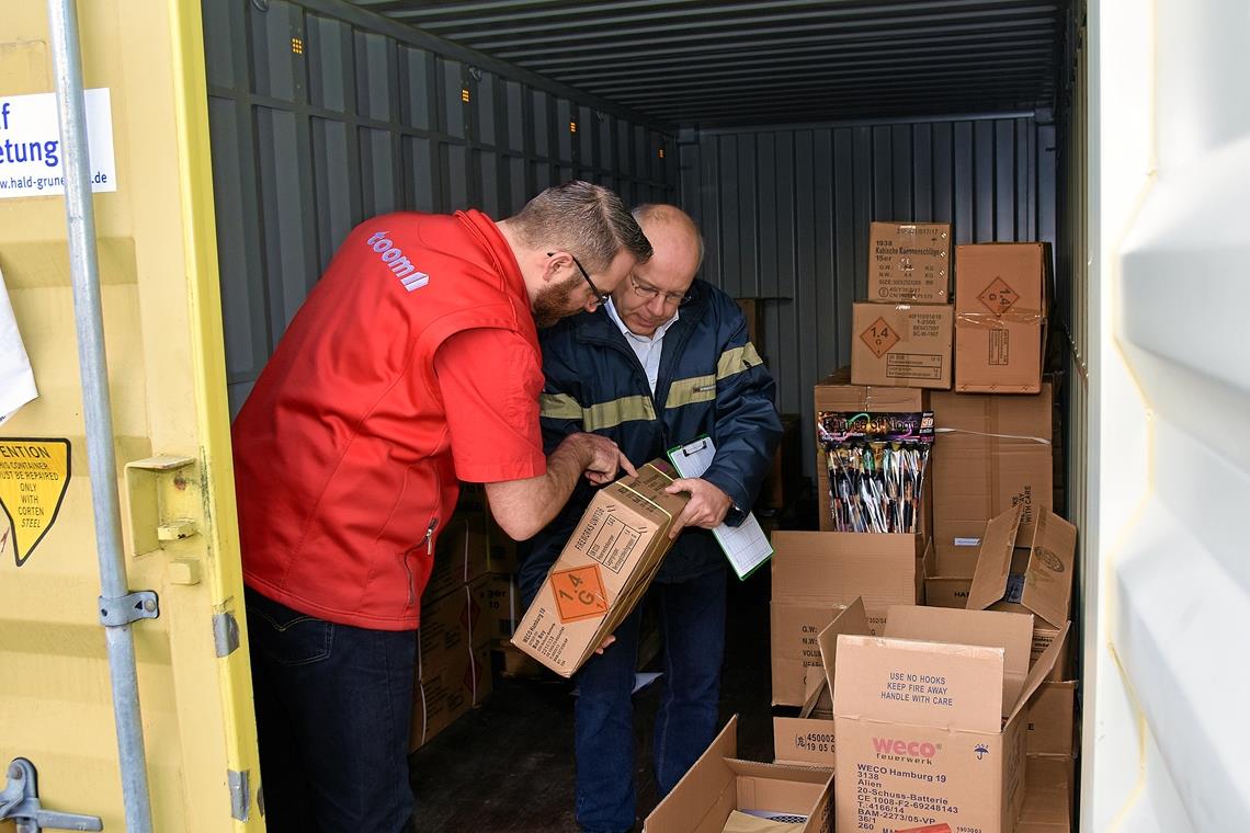 Das explosive Gesamtpotenzial im Blick Toom-Marktleiter Ferdinand Grewe zeigt Joachim Spindler vom Landratsamt (von links) die Ware an Feuerwerkskörpern, die außerhalb in einem Container gelagert ist. Foto: T. Sellmaier