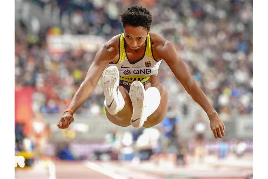 Klosterhalfen holt WM-Bronze - Mihambo fliegt ins Finale Topfavoritin Malaika Mihambo kam im ersten Versuch der Qualifikation gleich auf 6,98 Meter. Foto: Michael Kappeler/dpa